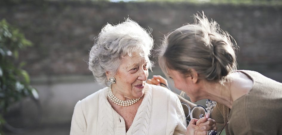 La función de los profesionales del trabajo social en el cuidado de las personas mayores