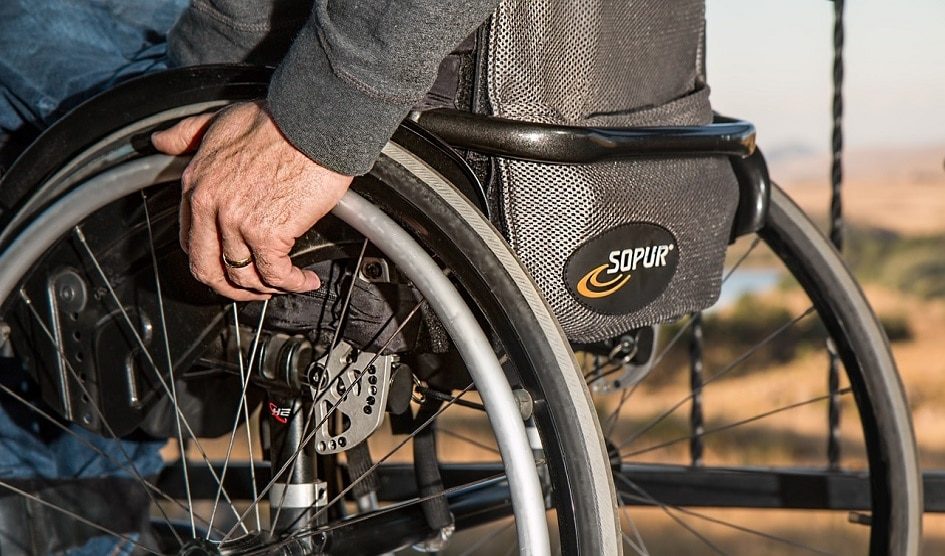 Cómo tratar a personas mayores con movilidad reducida